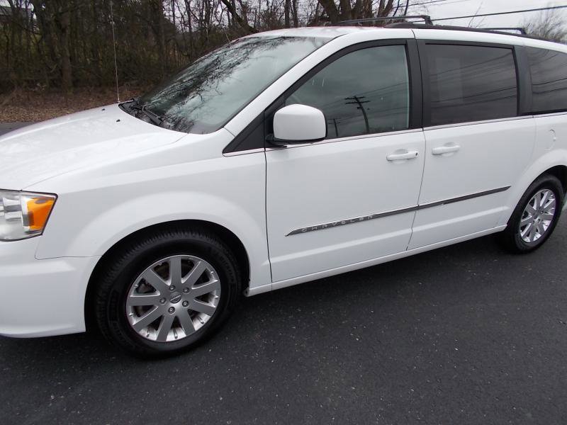 Used 2016 Chrysler Town & Country Touring image 7