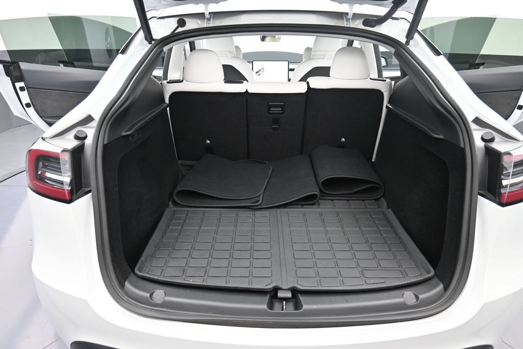 Used 2025 Tesla Model Y Long Range RWD image 16