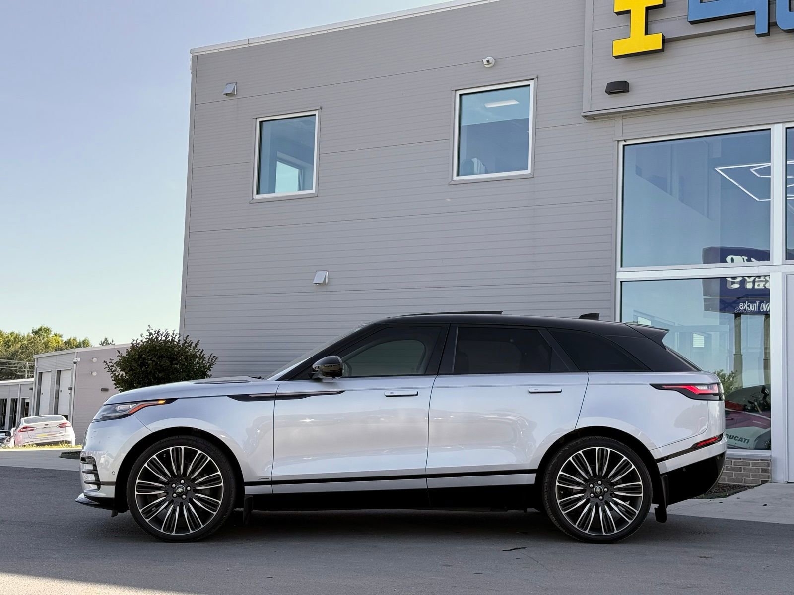 Used 2018 Land Rover Range Rover Velar R-Dynamic HSE AWD/4WD image 12