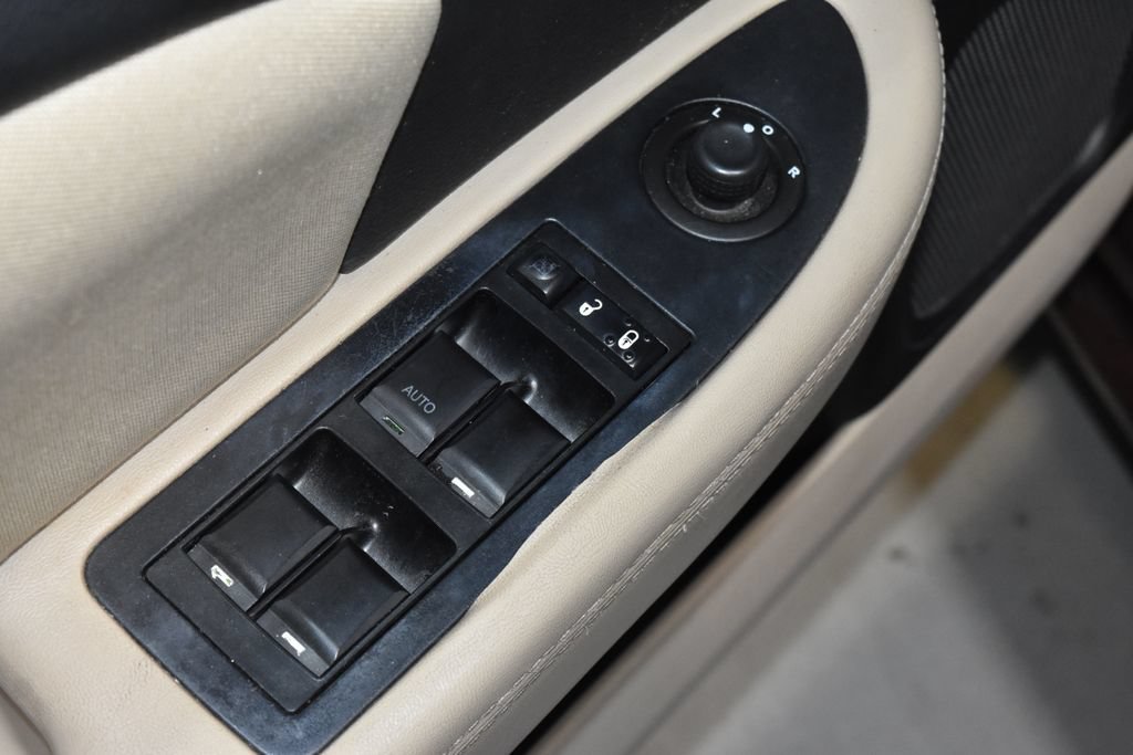 Used 2012 Chrysler 200 Touring FWD image 5