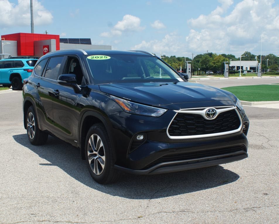 Certified 2026 Toyota Highlander XLE AWD/4WD image 2