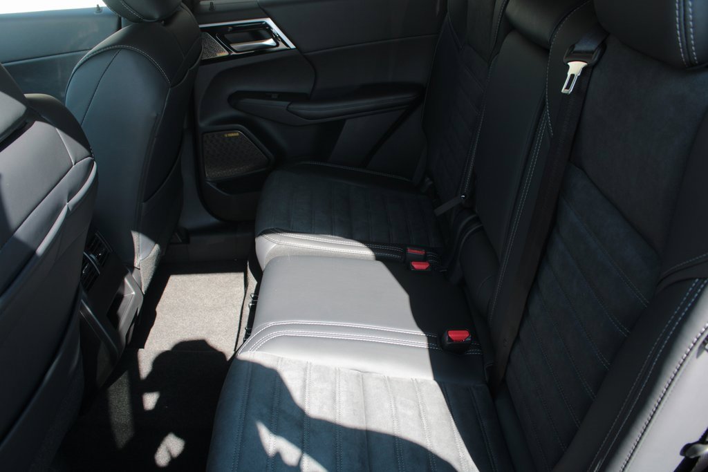 New 2025 Mitsubishi Outlander SE image 13