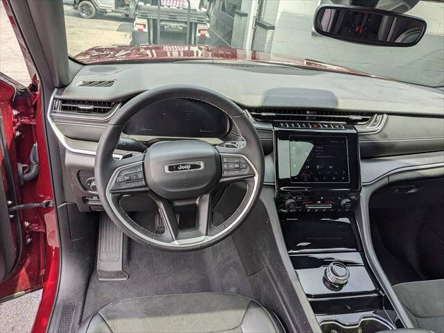 Used 2023 Jeep Grand Cherokee L Laredo AWD/4WD image 14