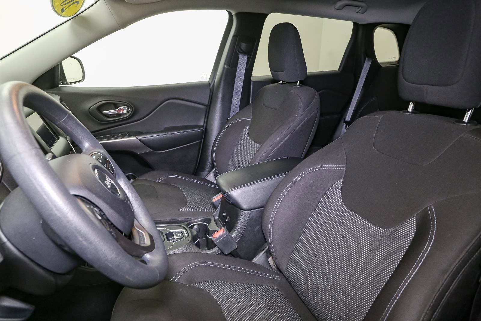 Used 2019 Jeep Cherokee Latitude w/ Popular Appearance Group AWD/4WD image 42