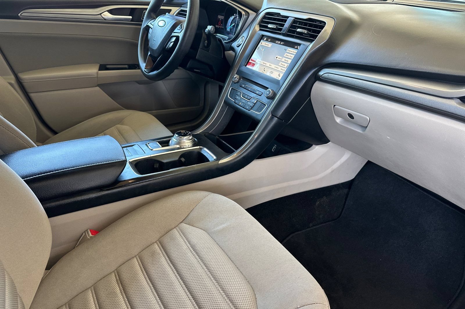 Used 2017 Ford Fusion SE w/ Fusion SE Technology Package FWD image 15
