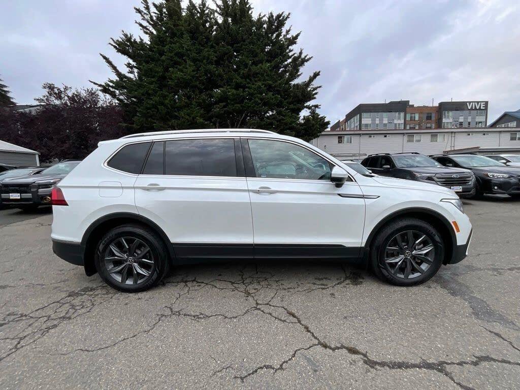 Used 2023 Volkswagen Tiguan SE w/ Panoramic Sunroof Package AWD/4WD image 9