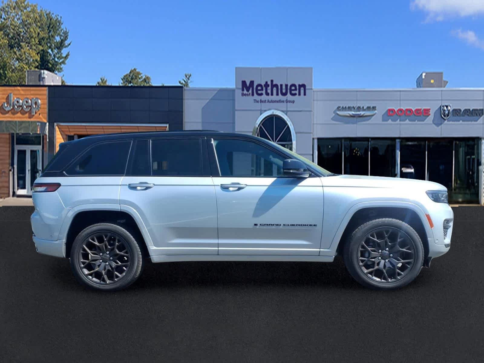 Used 2025 Jeep Grand Cherokee Summit w/ Obsidian Package AWD/4WD image 2