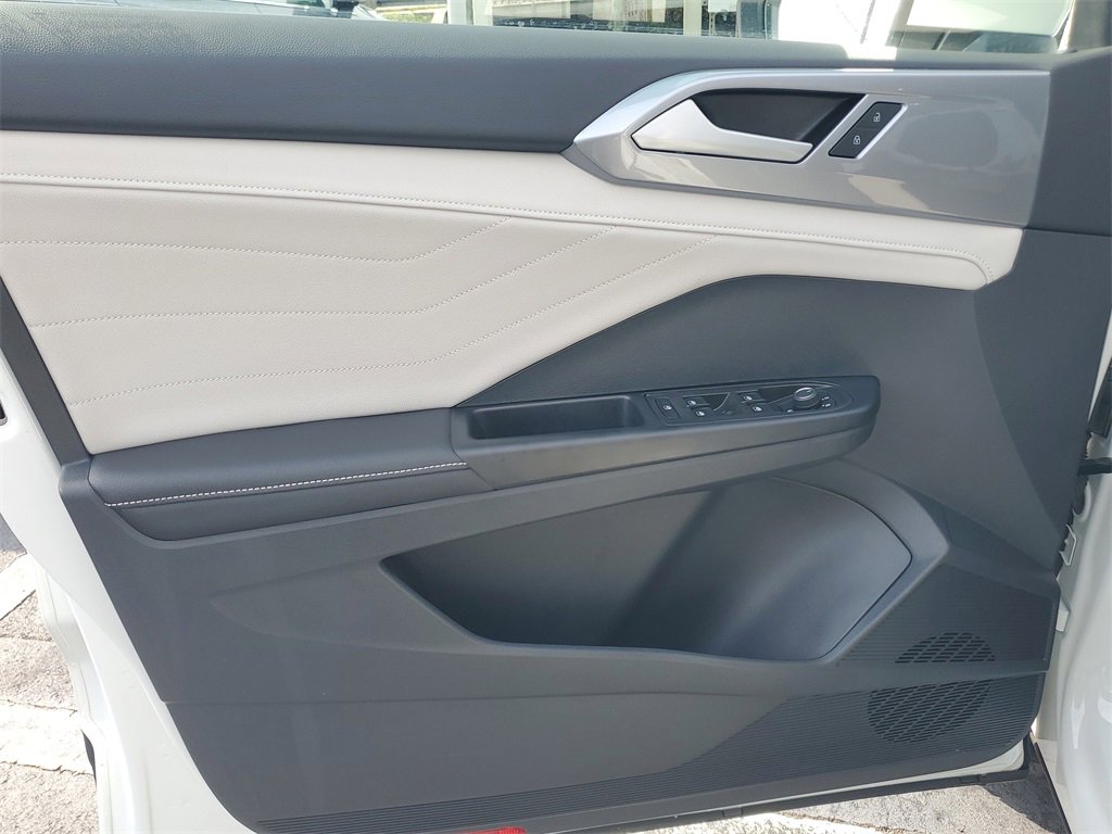 Used 2025 Volkswagen Taos SEL image 17