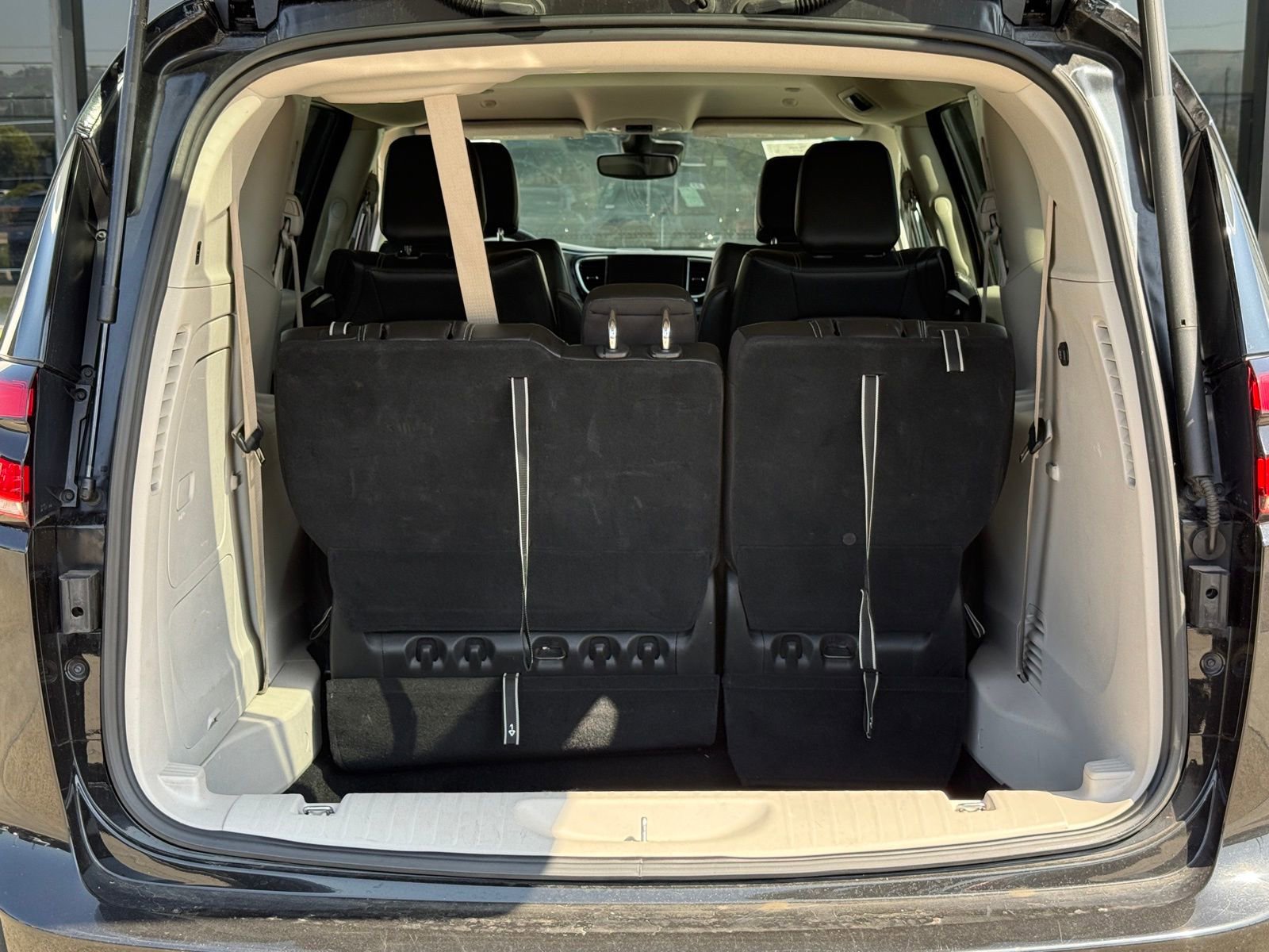 Used 2023 Chrysler Pacifica Touring-L FWD image 16