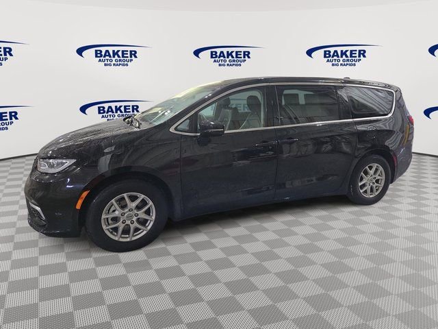 Used 2024 Chrysler Pacifica Touring-L image 3