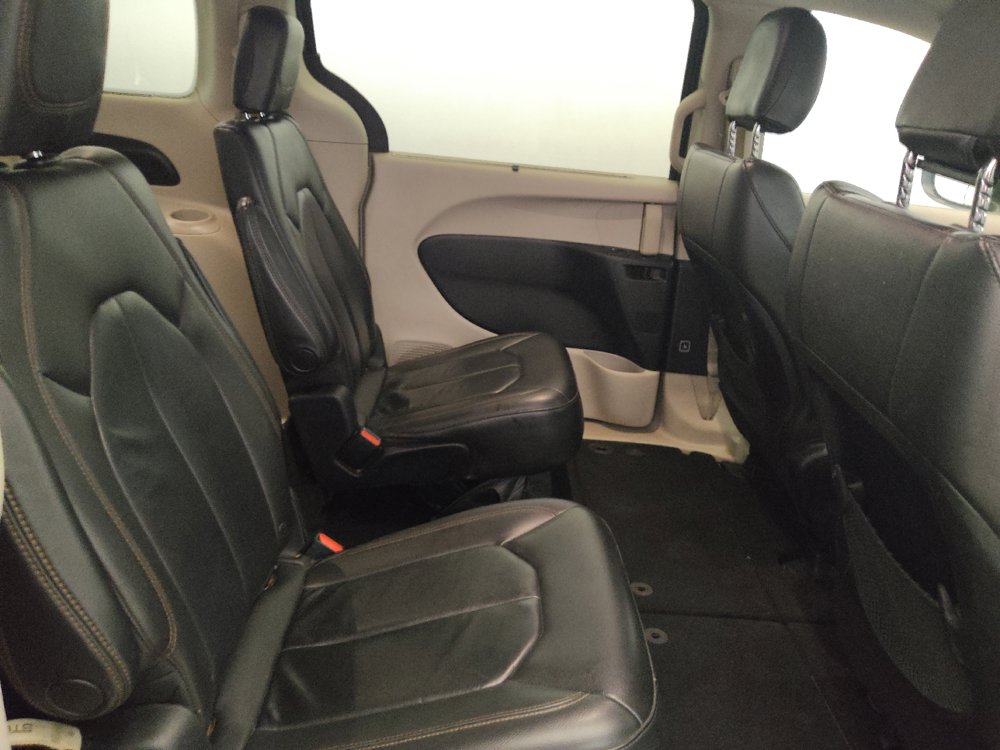 Used 2017 Chrysler Pacifica Touring-L w/ Tire & Wheel Group FWD image 19