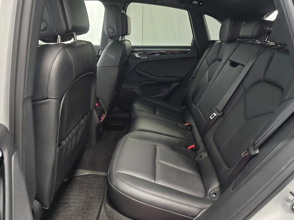 Certified 2025 Porsche Macan image 20