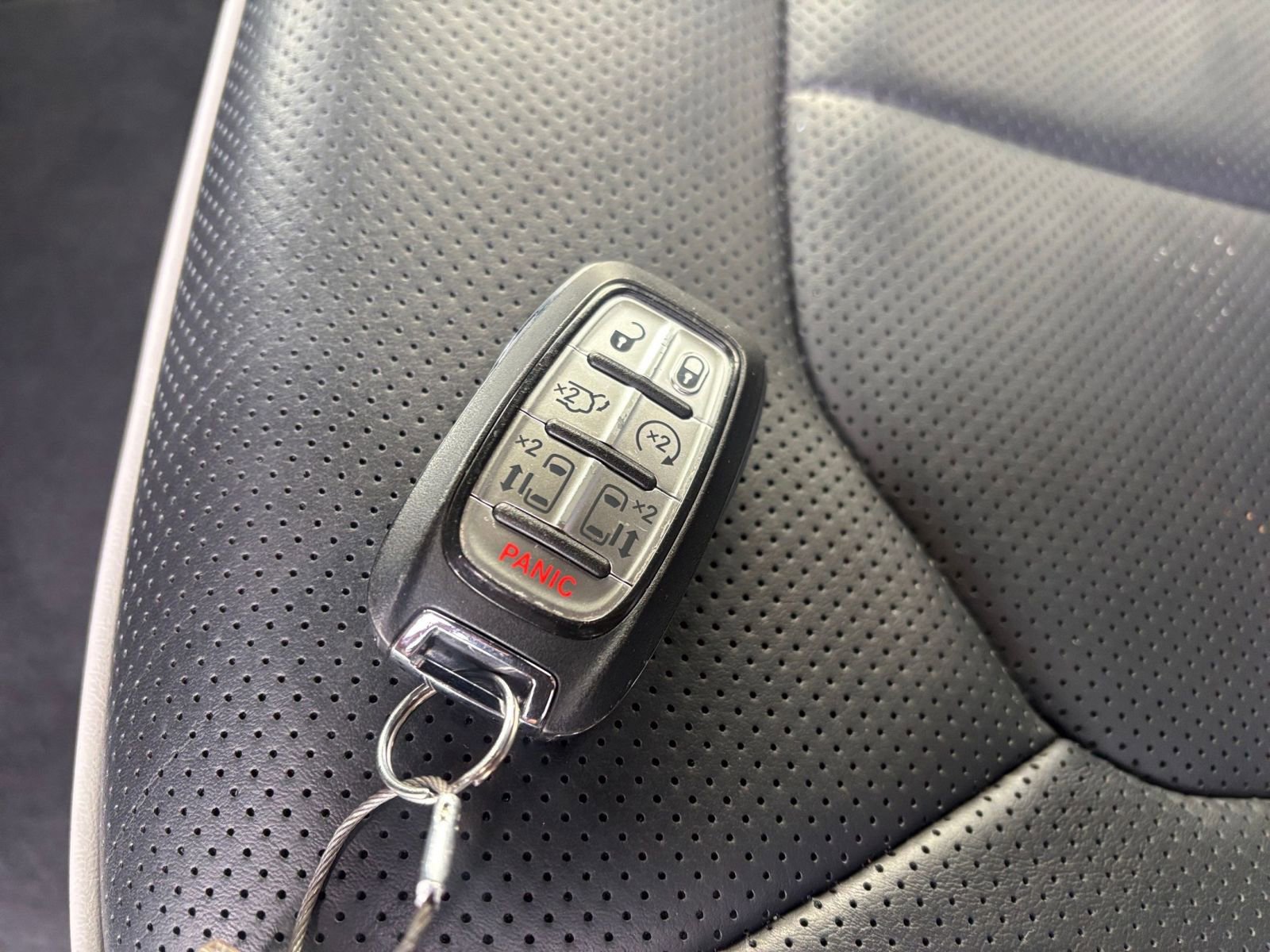 Used 2025 Chrysler Pacifica Limited image 28