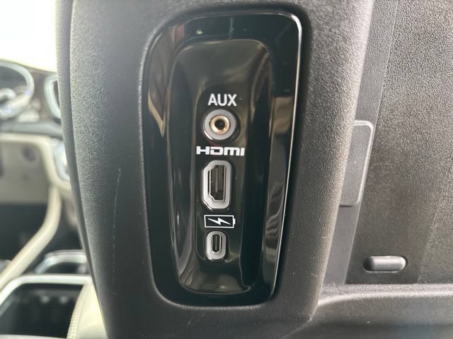 Used 2023 Chrysler Pacifica Limited w/ Uconnect Theater Family Group FWD image 30