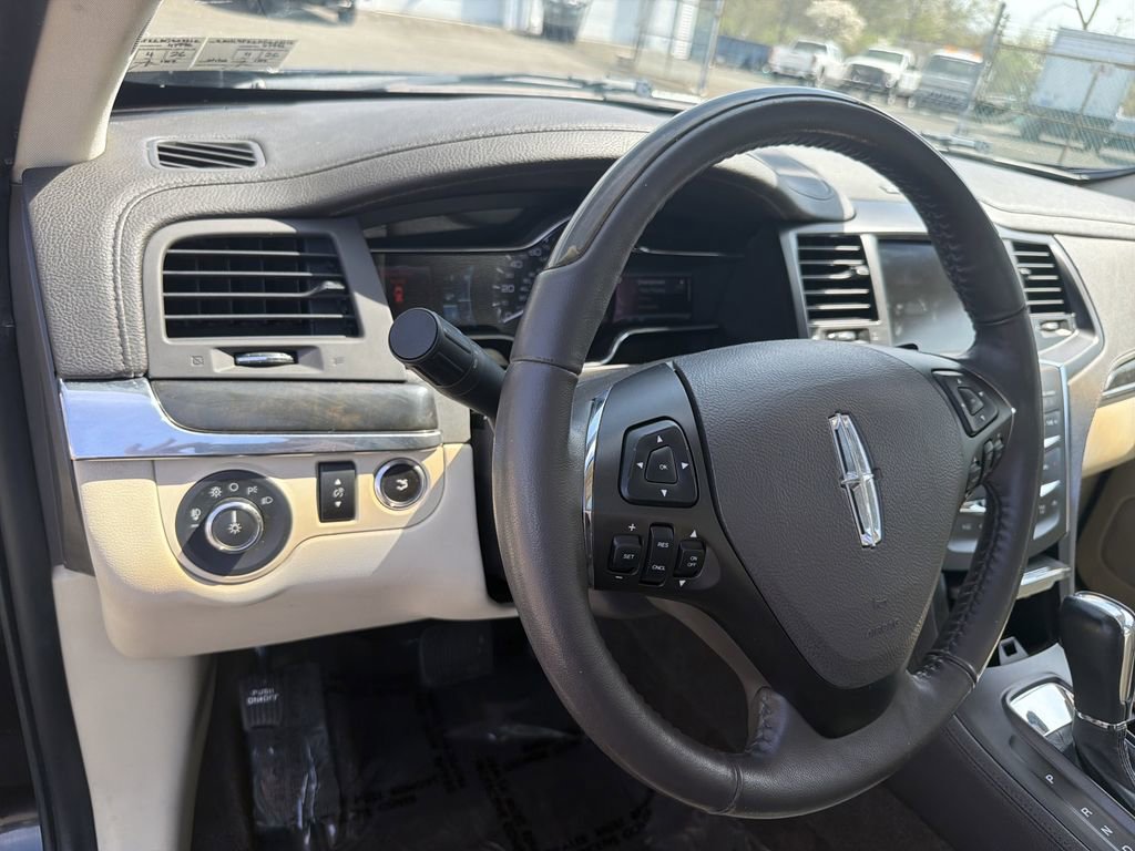 Used 2013 Lincoln MKS AWD image 19