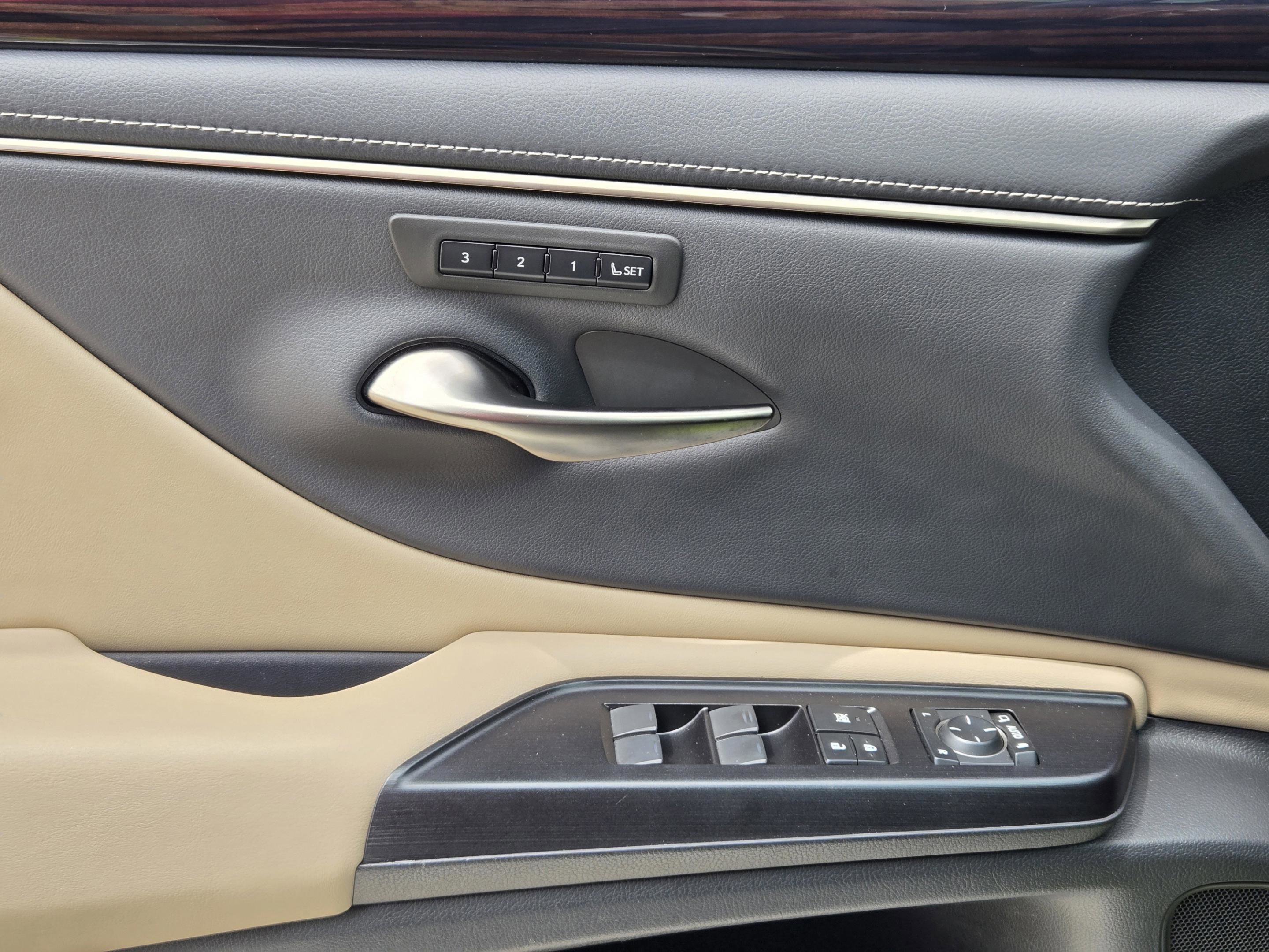 Used 2020 Lexus ES 350 w/ Premium Package image 24