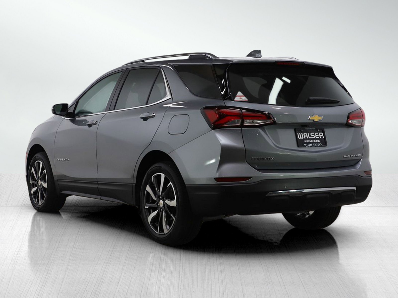 Used 2023 Chevrolet Equinox Premier AWD/4WD image 3