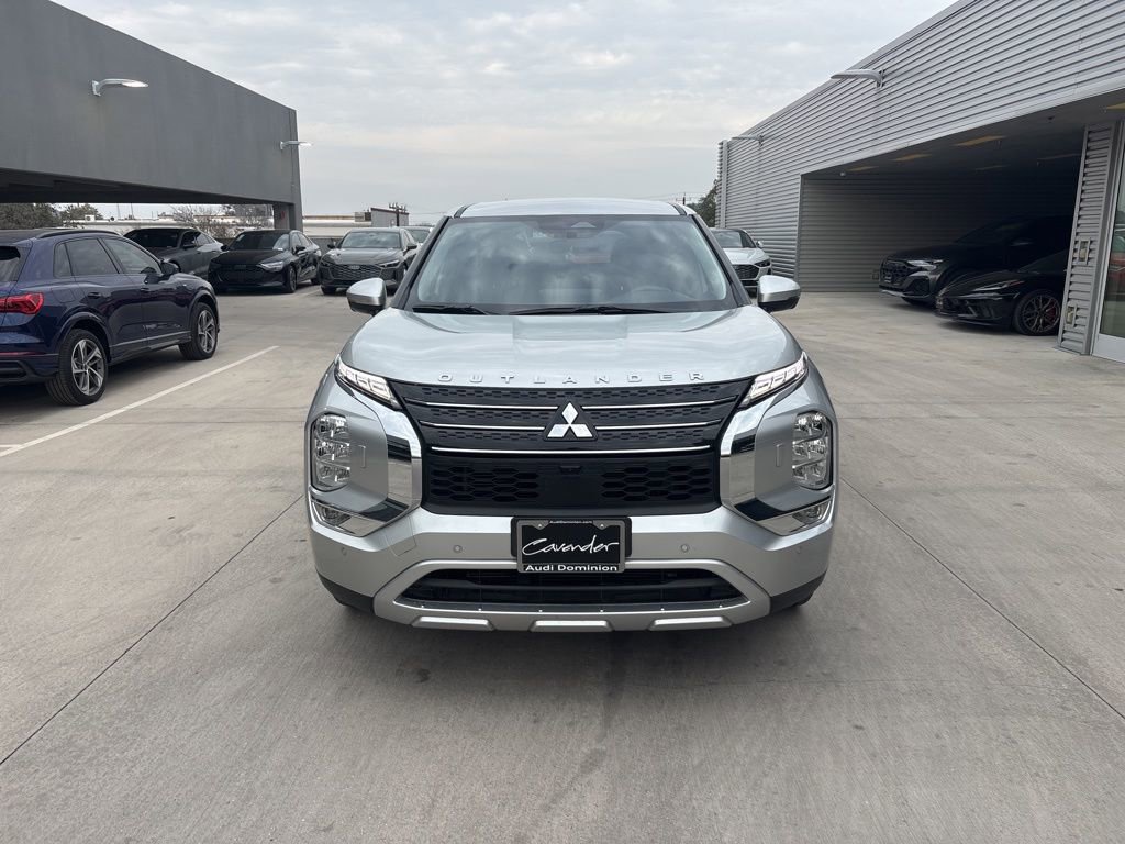 Used 2024 Mitsubishi Outlander SE image 2