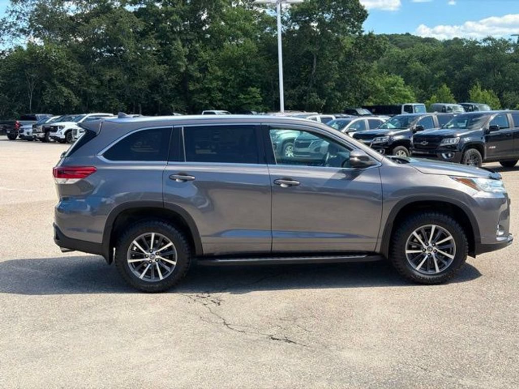 Used 2017 Toyota Highlander XLE AWD/4WD image 6