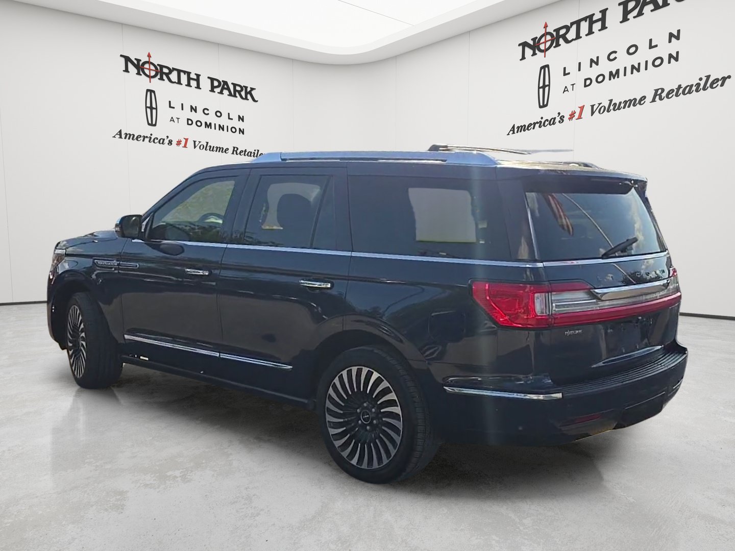 Used 2018 Lincoln Navigator Black Label w/ Cargo Package AWD/4WD image 3