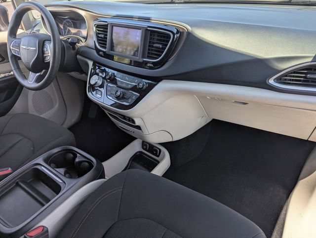 Used 2018 Chrysler Pacifica Touring Plus w/ Tire & Wheel Group FWD image 11