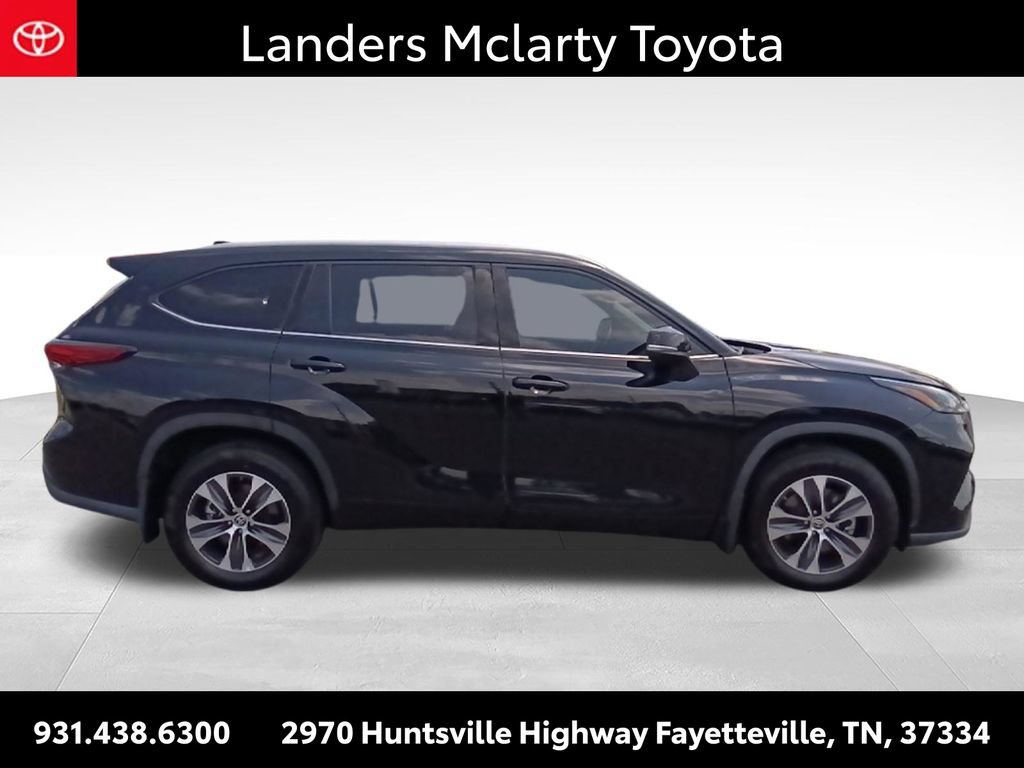 Used 2022 Toyota Highlander XLE AWD/4WD image 2