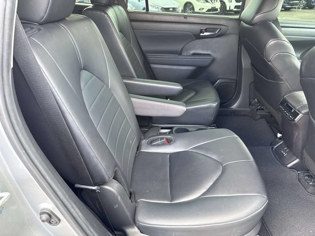 Used 2024 Toyota Highlander XLE FWD image 13