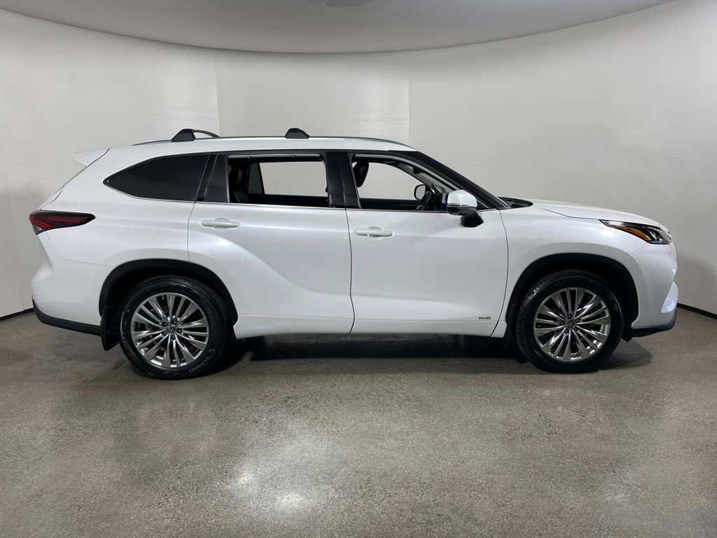 Used 2024 Toyota Highlander Platinum AWD/4WD image 2
