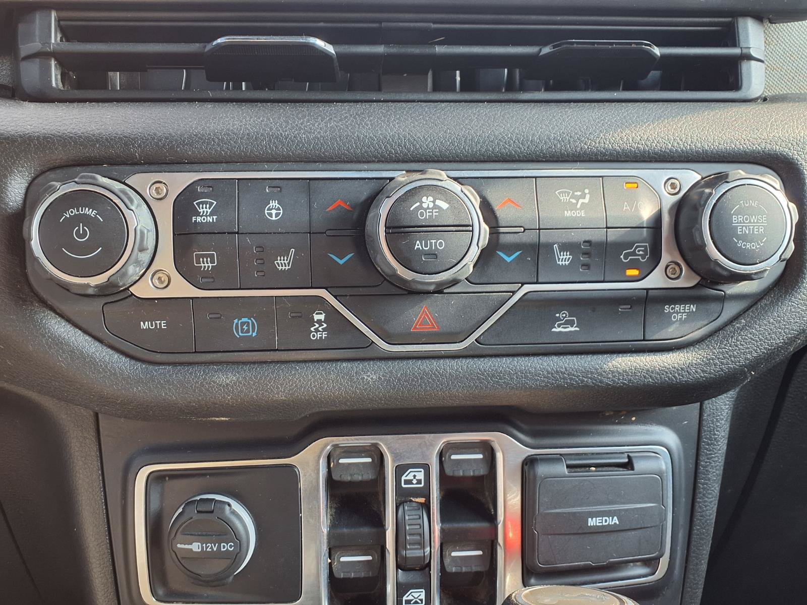 Used 2024 Jeep Wrangler Unlimited w/ Convenience Group AWD/4WD image 16