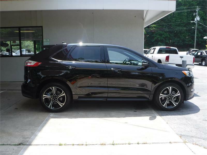 Used 2022 Ford Edge ST image 2