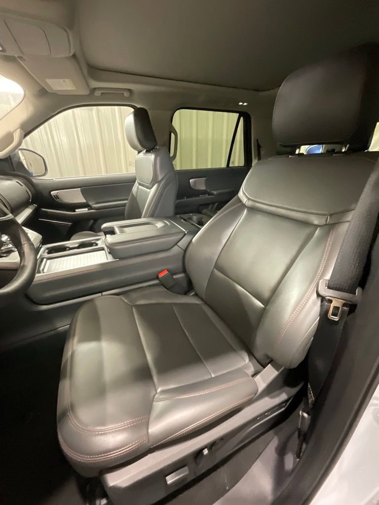 Used 2025 Ford Expedition Active RWD image 10