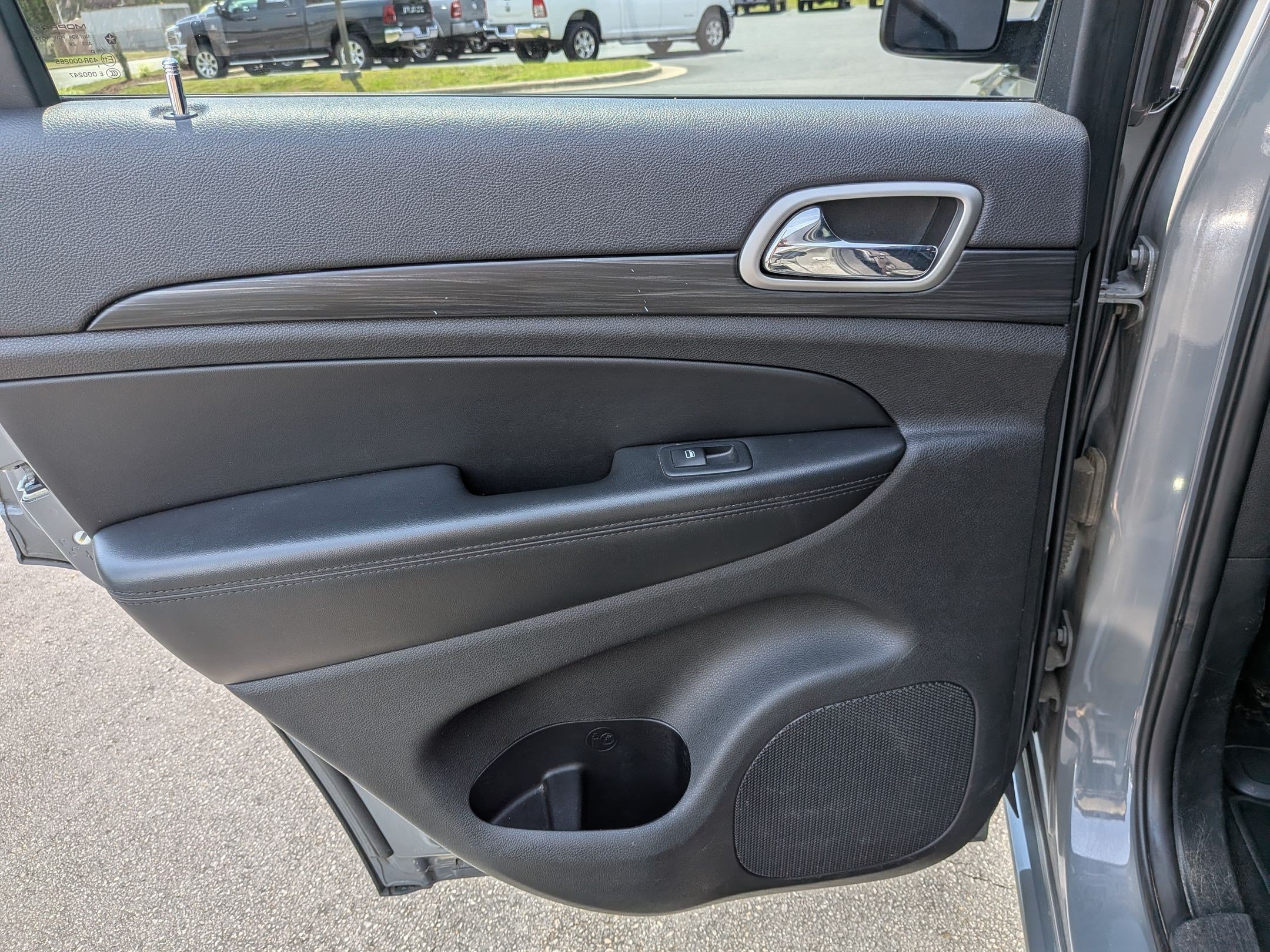 Used 2019 Jeep Grand Cherokee Altitude AWD/4WD image 16