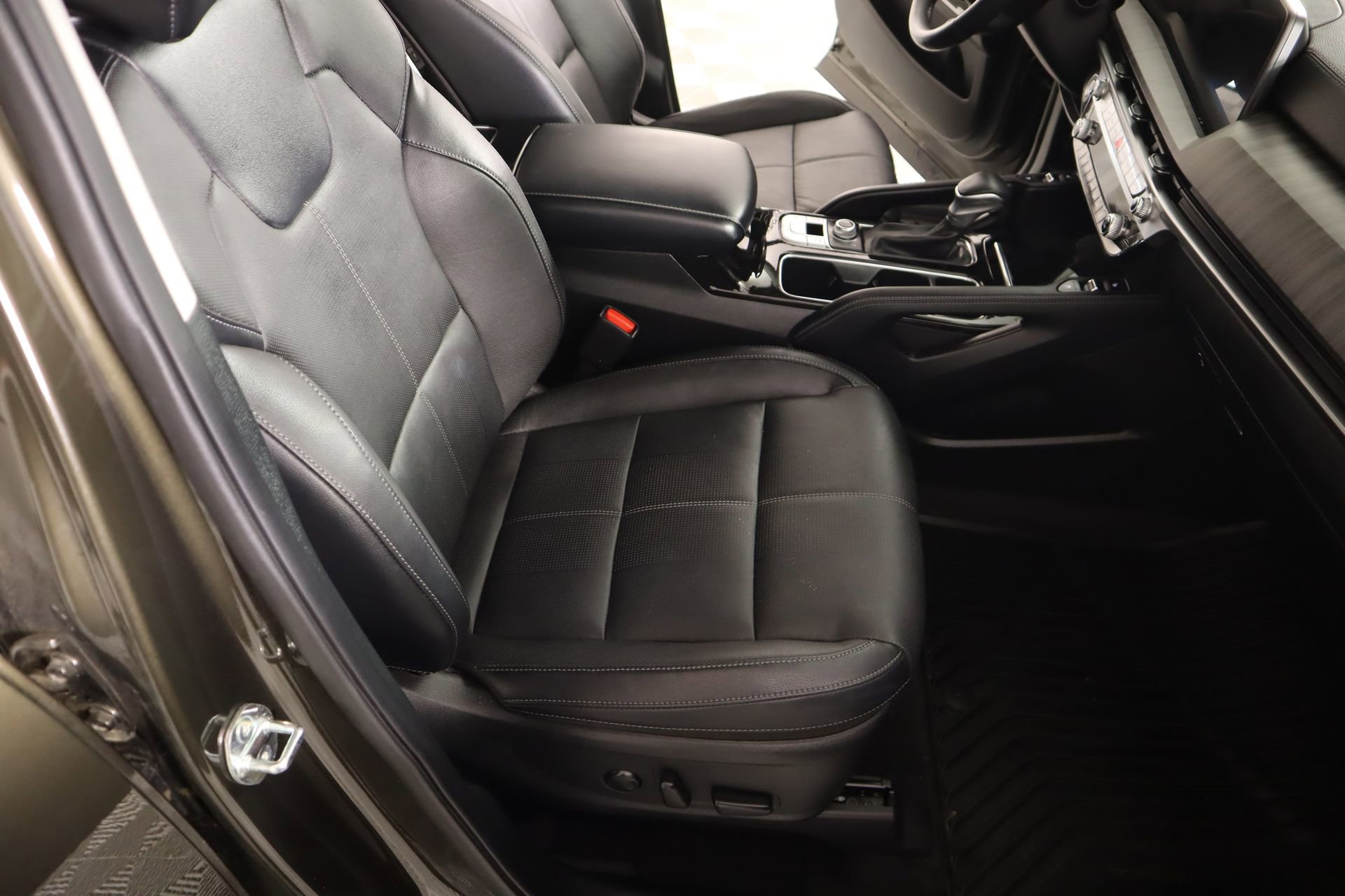 Used 2024 Kia Telluride EX w/ EX Captain's Chair Package image 14