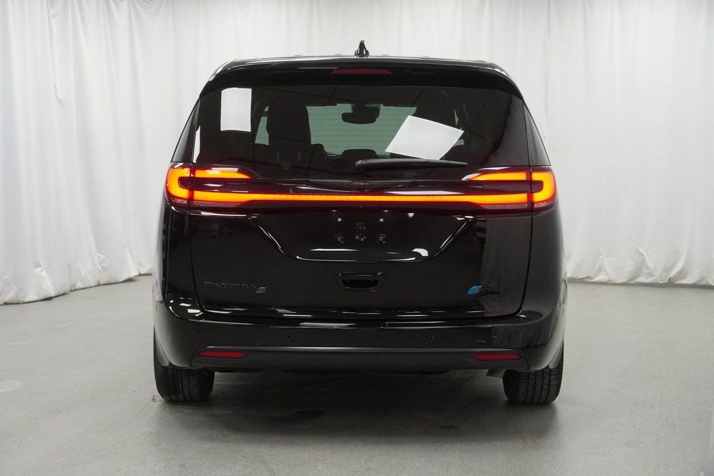 Certified 2024 Chrysler Pacifica Limited image 11