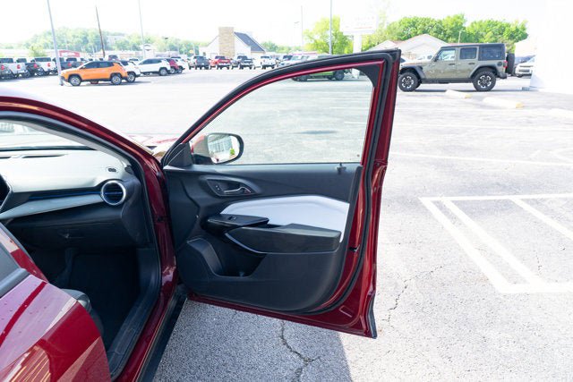 Used 2025 Chevrolet Trax LT FWD image 13