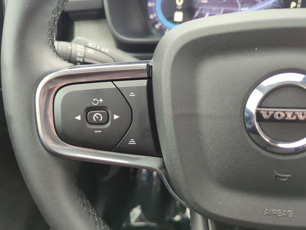 Used 2024 Volvo XC40 B5 Plus image 22