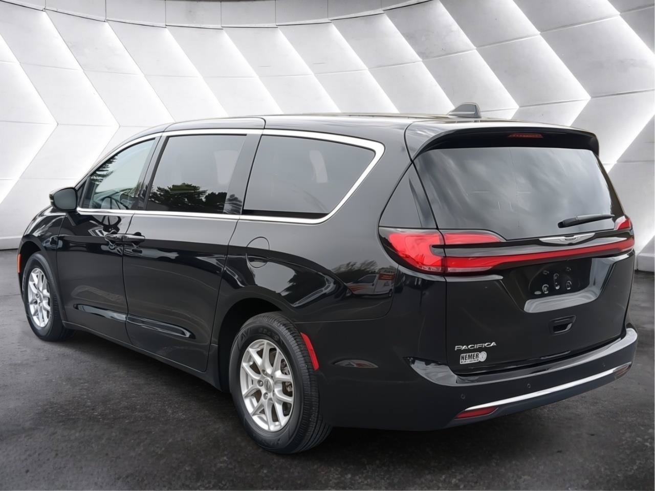 Used 2024 Chrysler Pacifica Touring-L FWD image 4