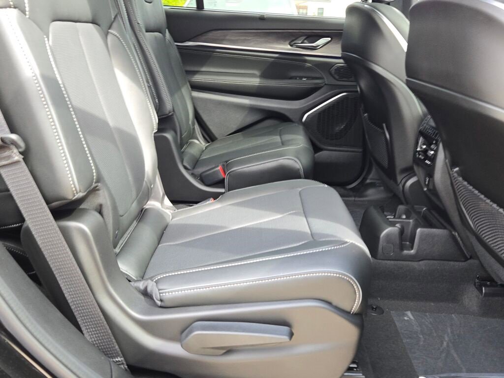 New 2025 Jeep Grand Cherokee L Overland w/ Luxury Tech Group IV image 10