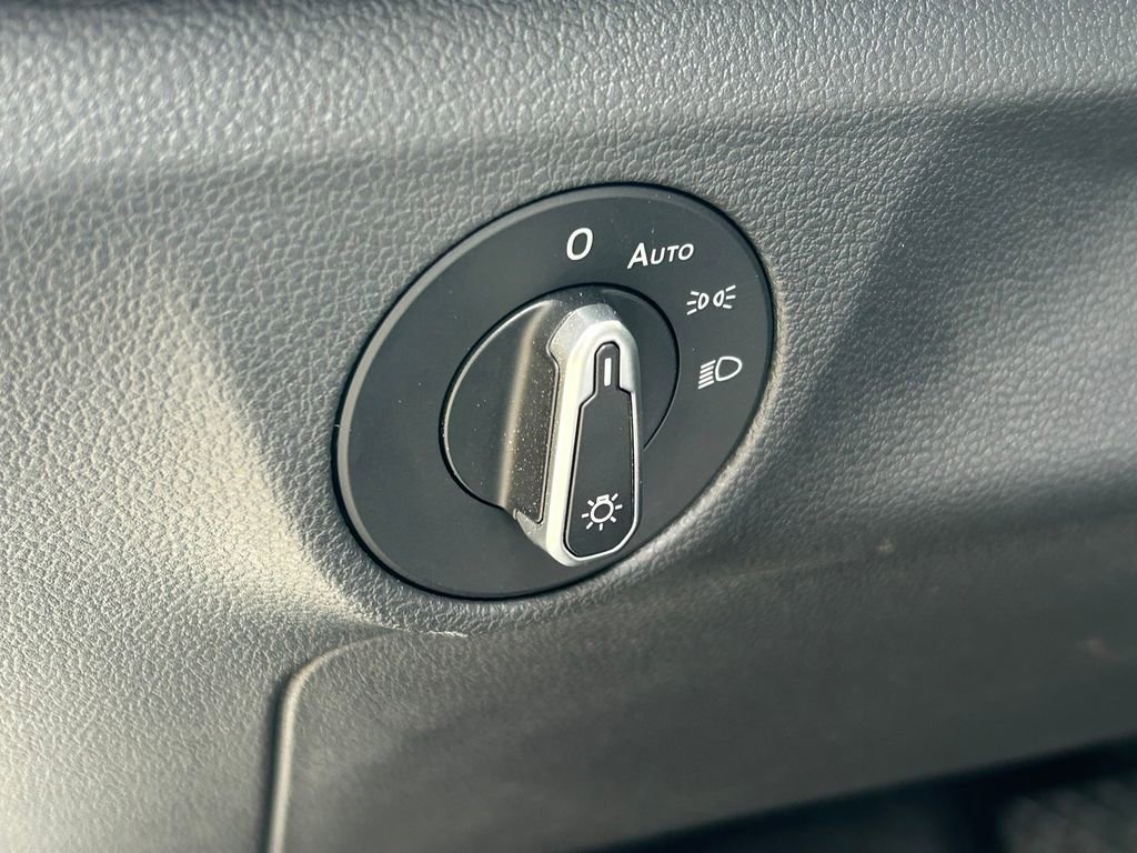 Used 2025 Volkswagen Jetta SE FWD image 26