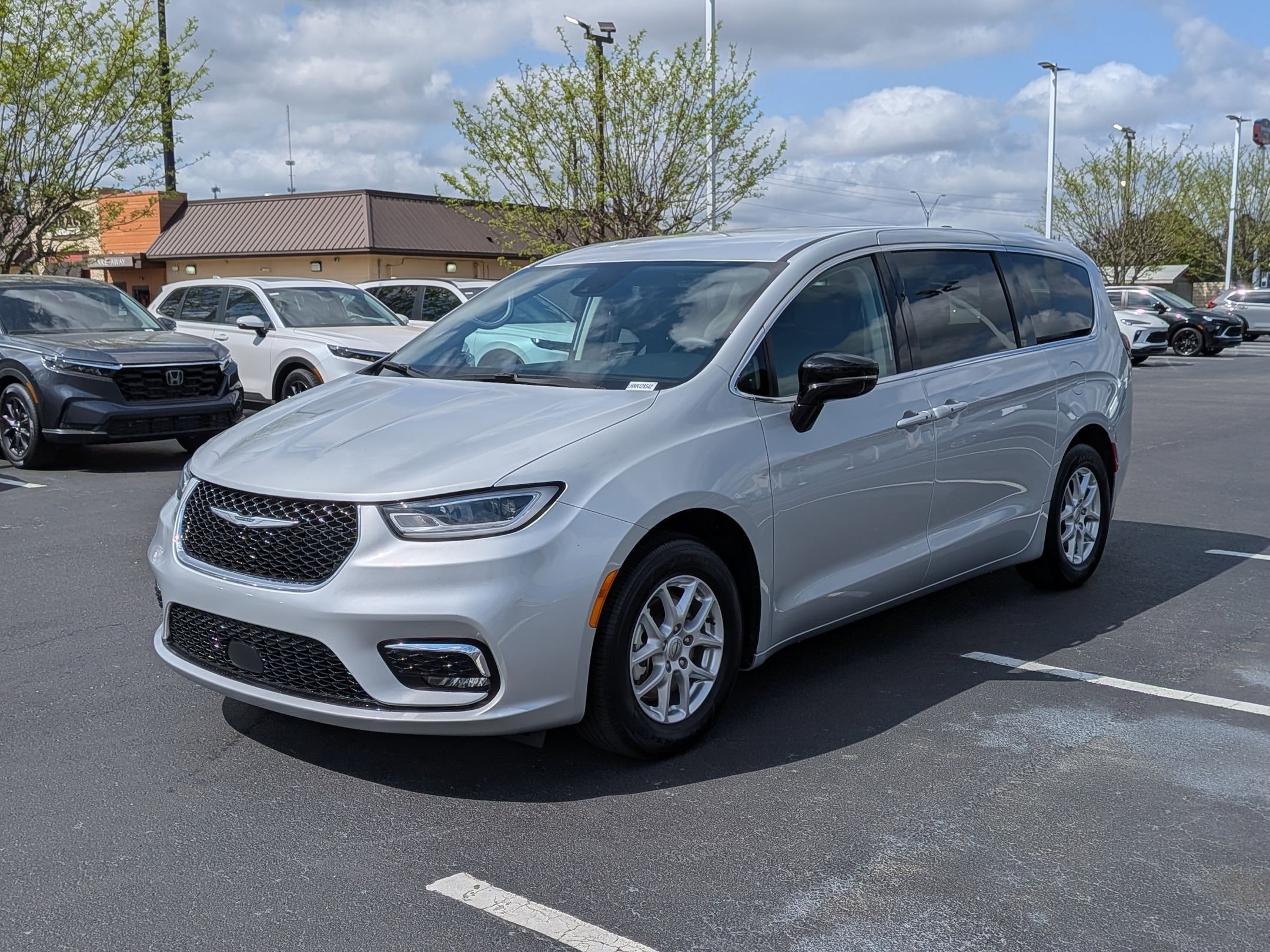 Used 2024 Chrysler Pacifica Touring-L image 7