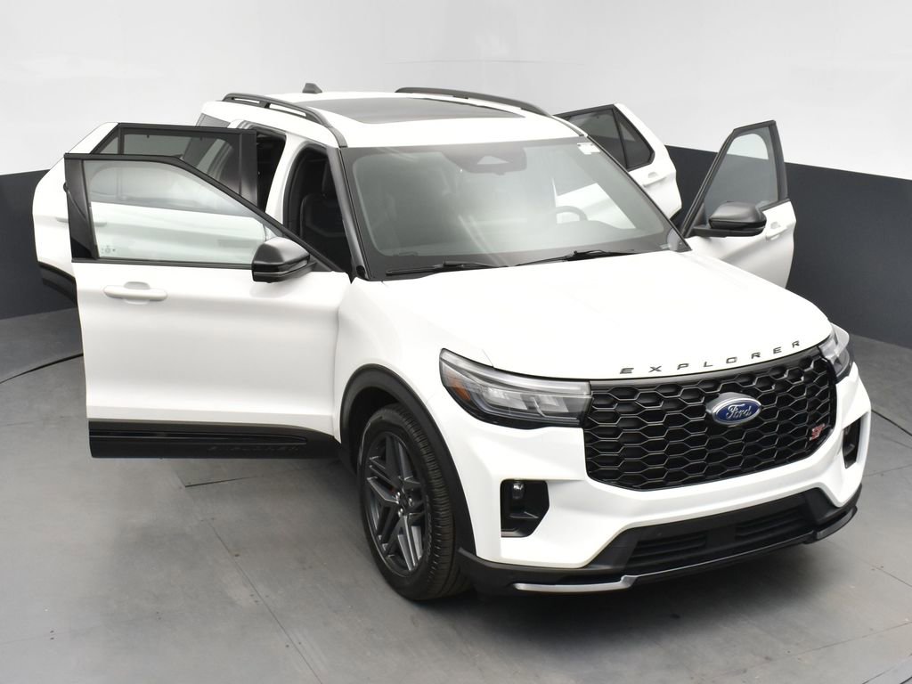 Used 2025 Ford Explorer ST image 31