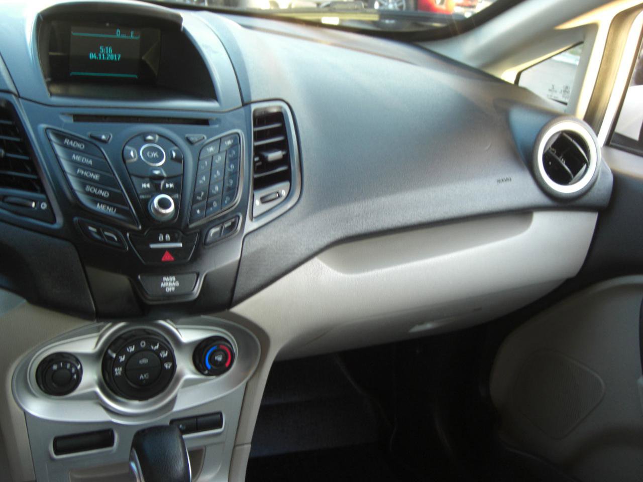 Used 2017 Ford Fiesta SE image 9