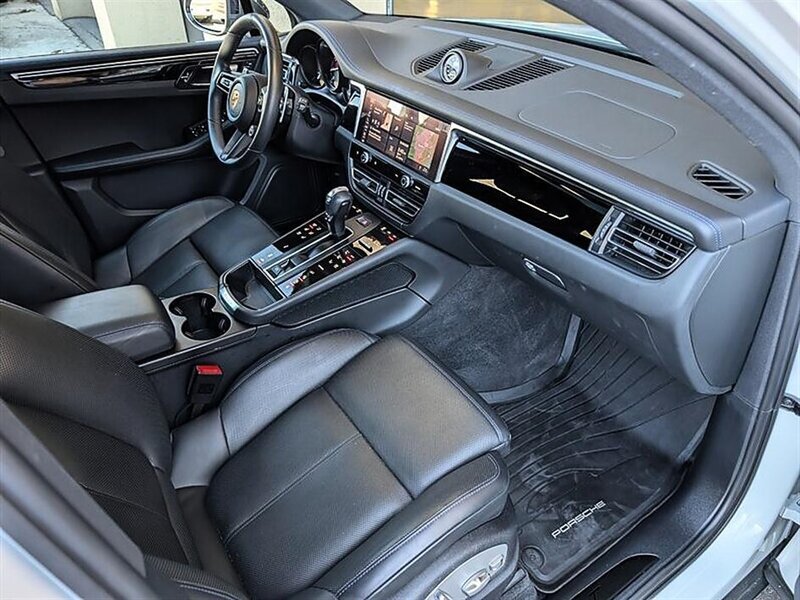 Used 2023 Porsche Macan Turbo AWD/4WD image 4