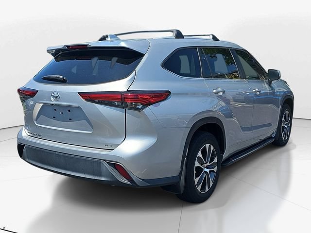 Used 2023 Toyota Highlander XLE FWD image 4