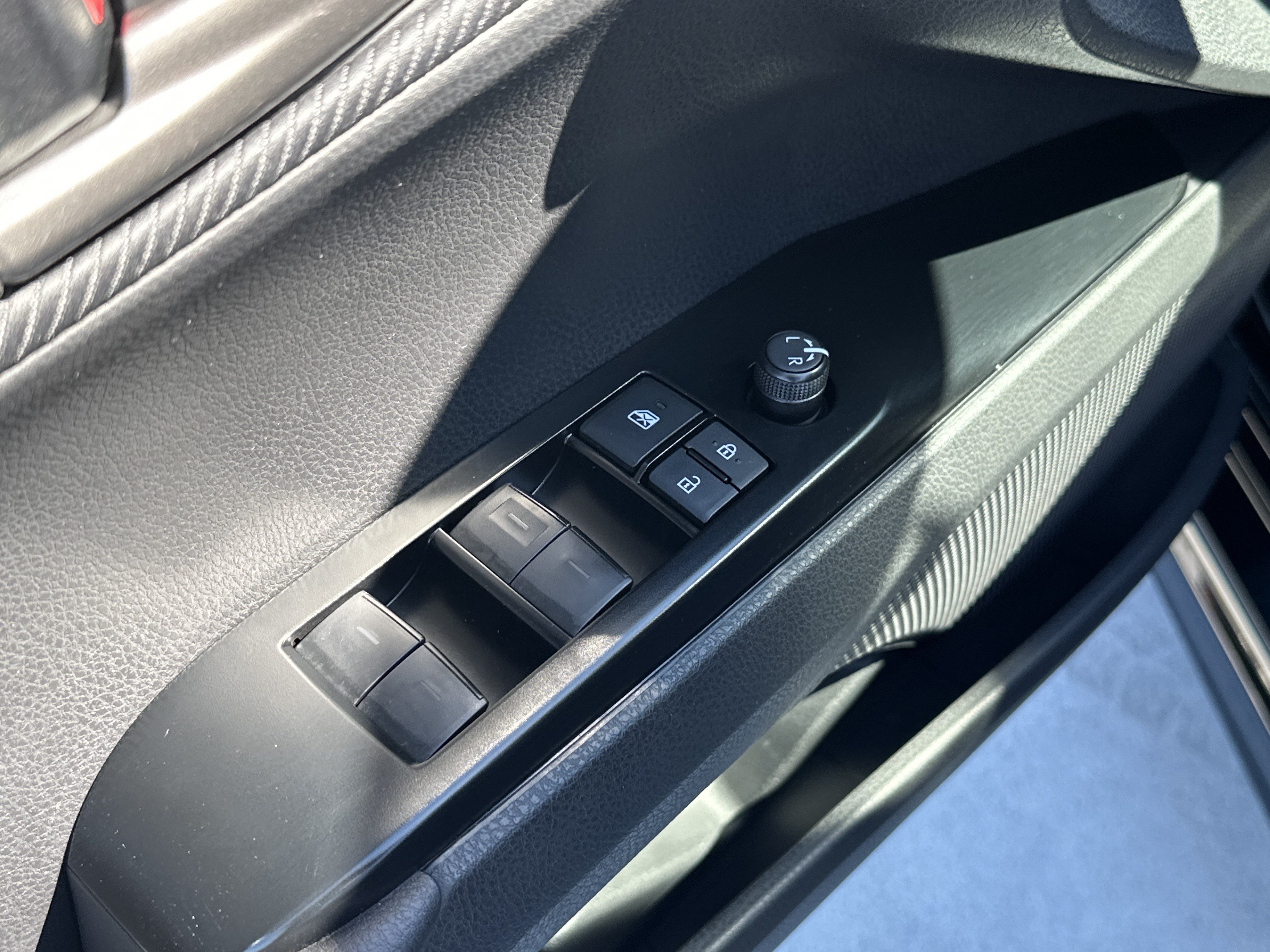 Used 2025 Toyota Camry SE FWD image 15