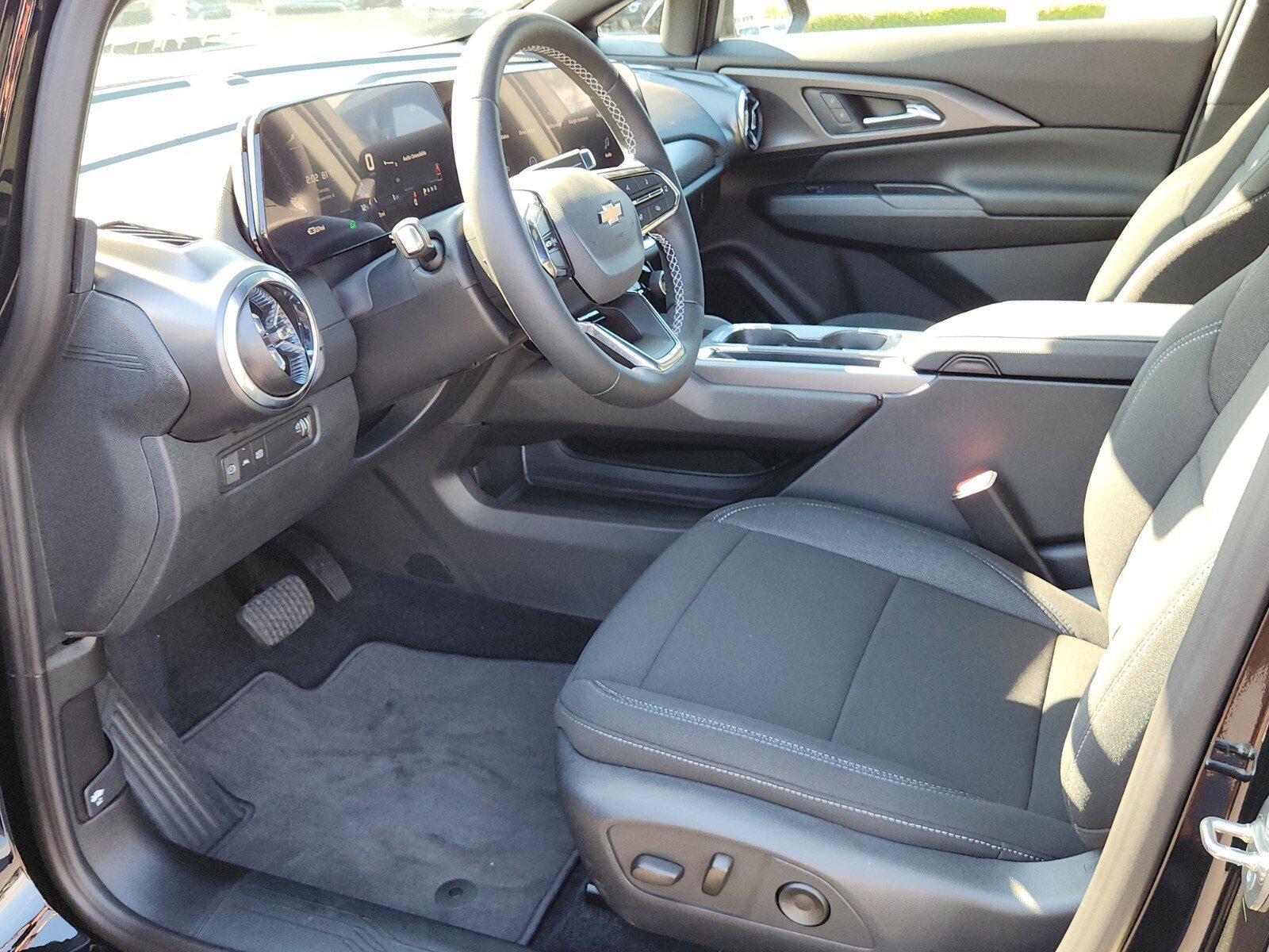 New 2026 Chevrolet Equinox EV LT w/ Comfort Package AWD/4WD image 6