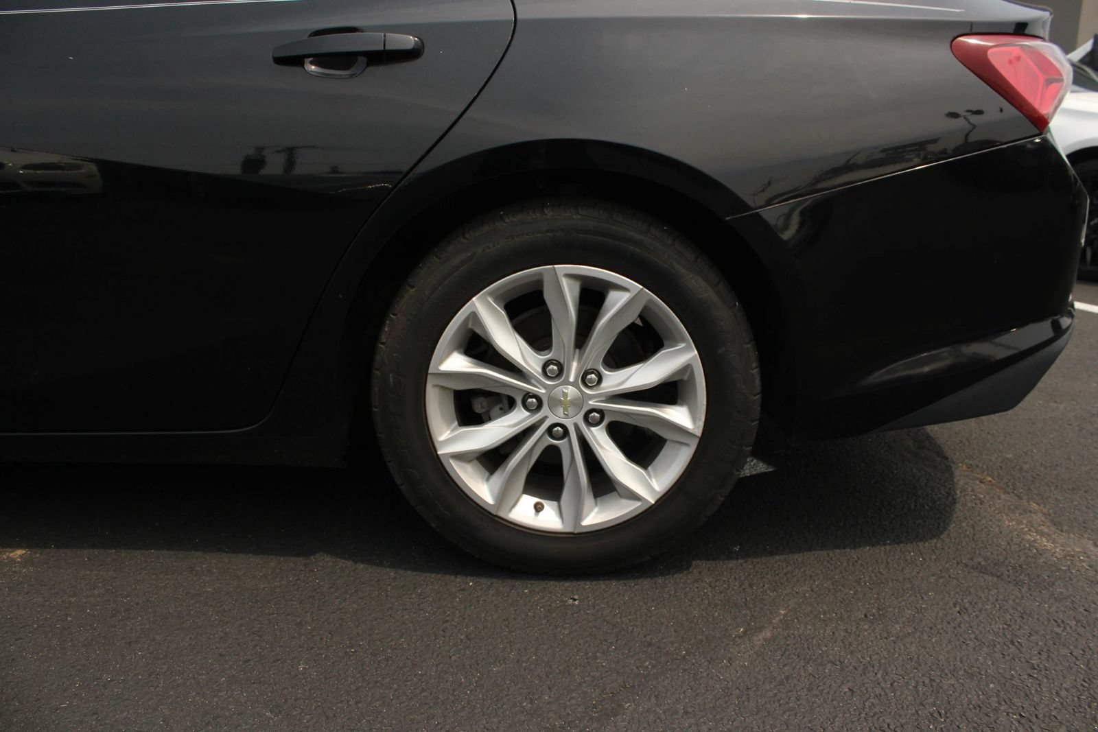 Used 2019 Chevrolet Malibu LT FWD image 4
