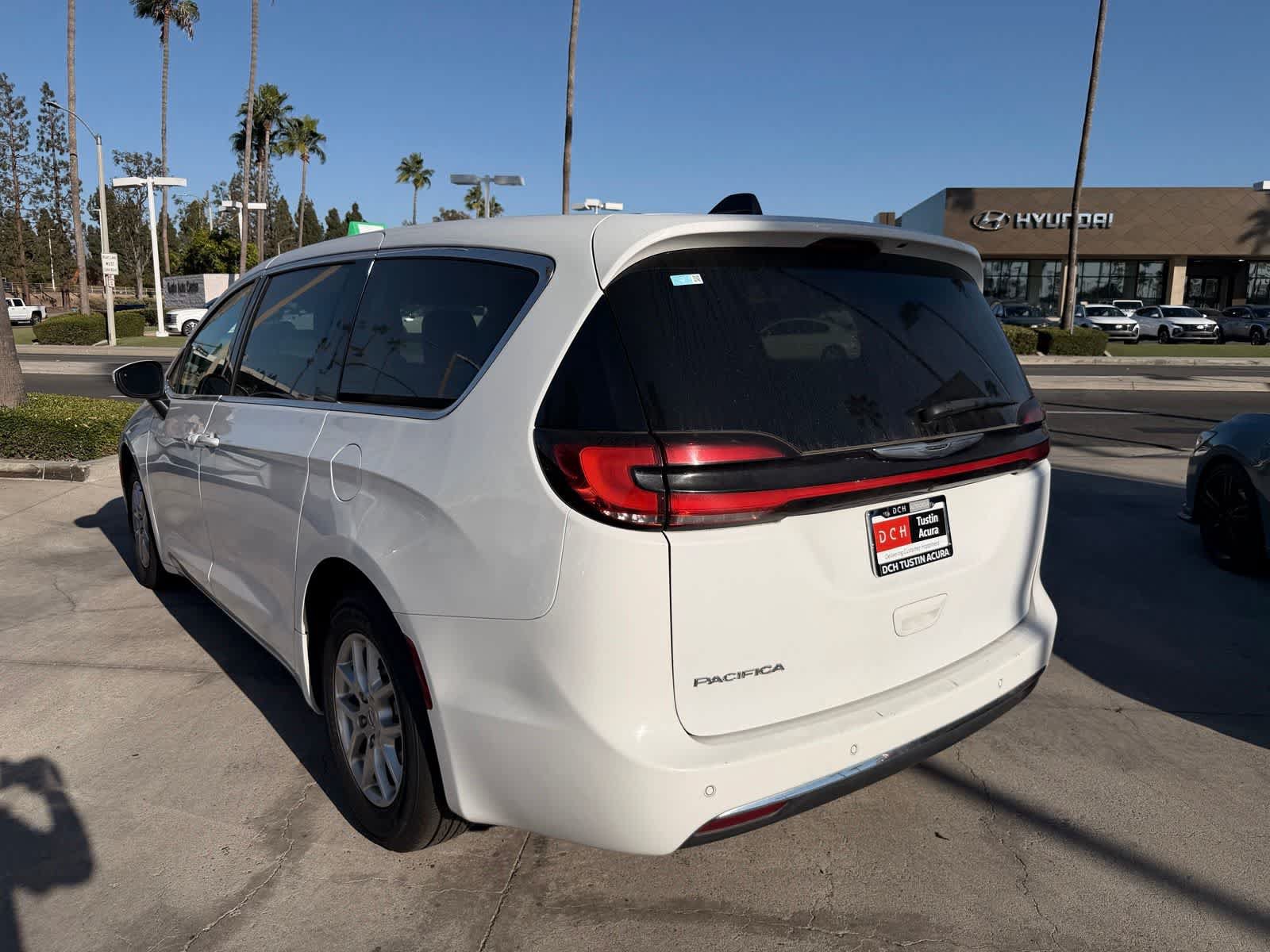 Used 2023 Chrysler Pacifica Touring-L FWD image 3