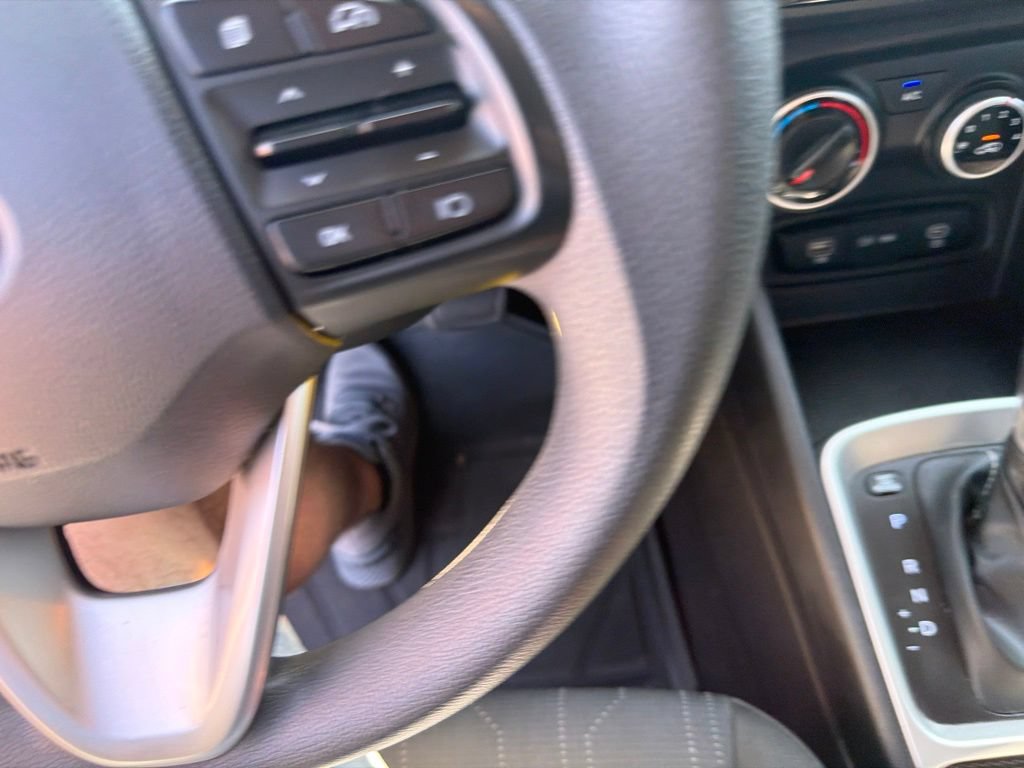 Used 2023 Hyundai Venue SE FWD image 13