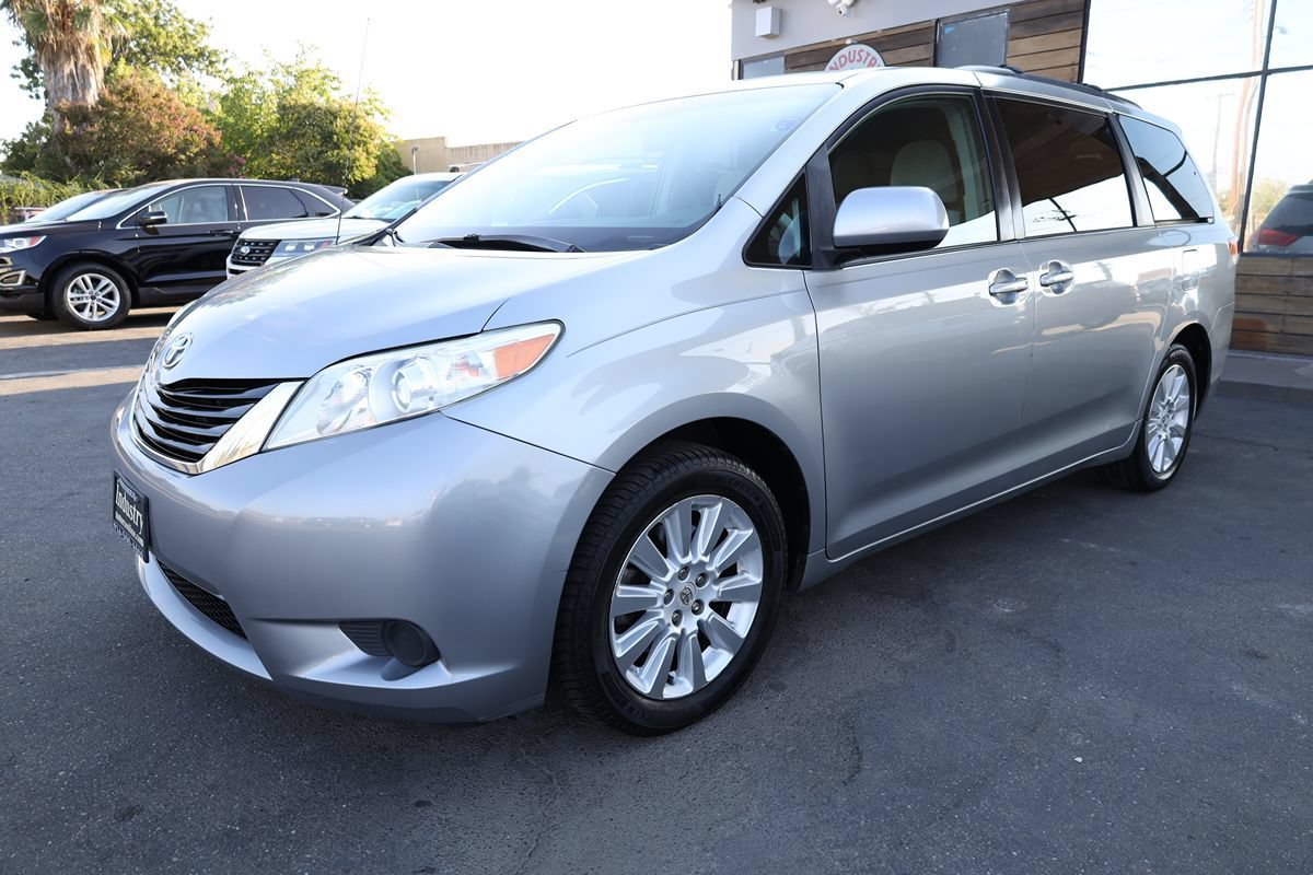 Used 2011 Toyota Sienna LE AWD/4WD image 32